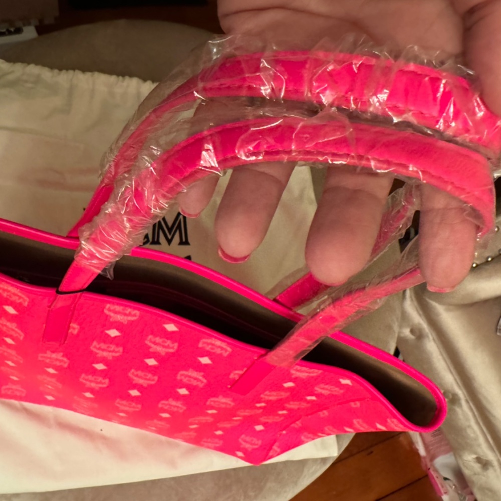 πππNWT MCM πNeonπ Pink Visetos Coated Canvas Portuna Shopper Tote - Picture 7 of 15